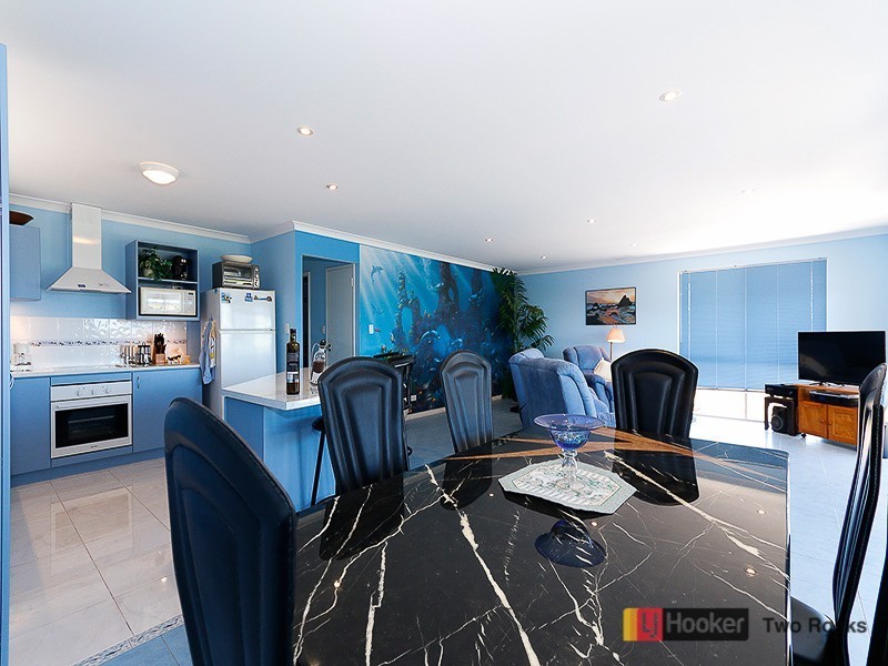 16 Charnwood Avenue, Two Rocks WA 6037