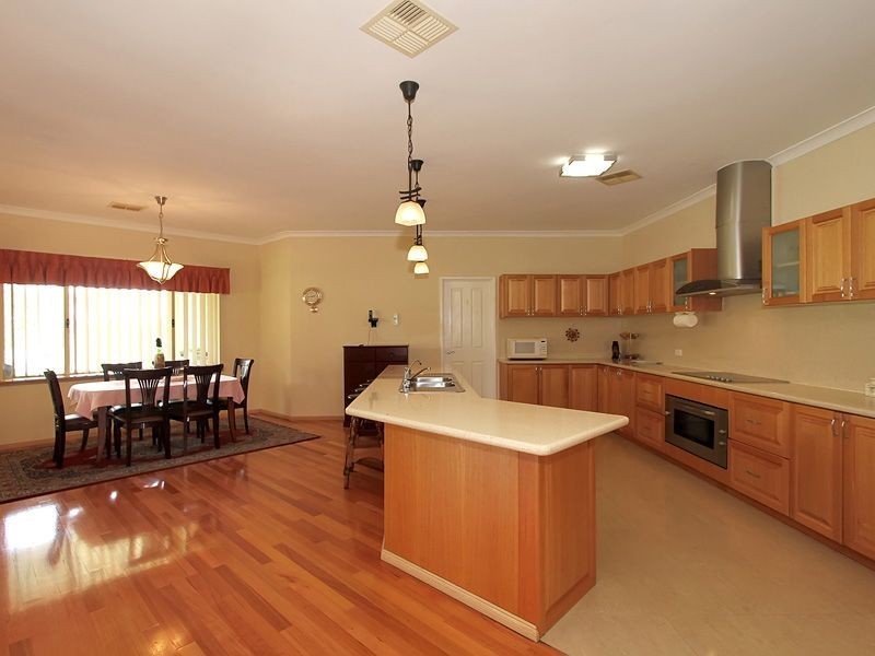 12 Linda Grove, Wilbinga WA 6041