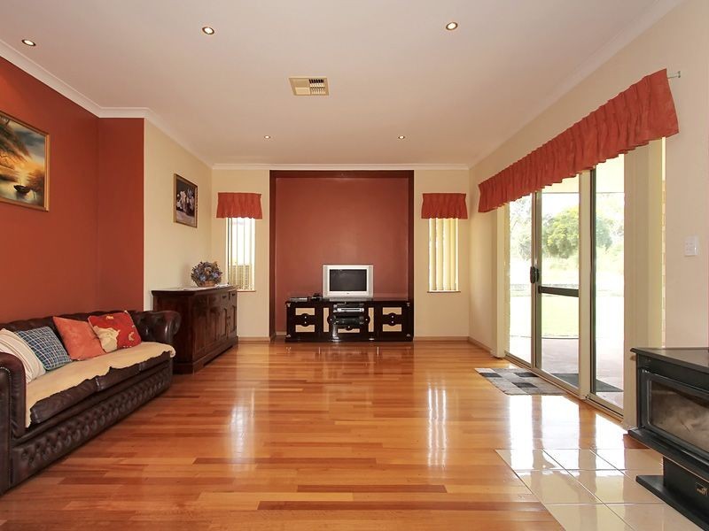 12 Linda Grove, Wilbinga WA 6041