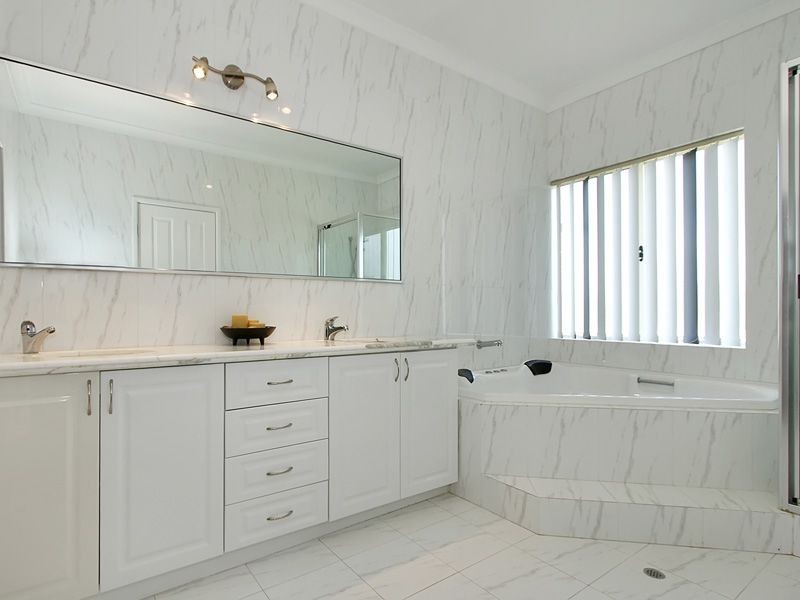 12 Linda Grove, Wilbinga WA 6041