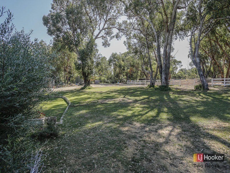 72 Emerald Drive, Carabooda WA 6033