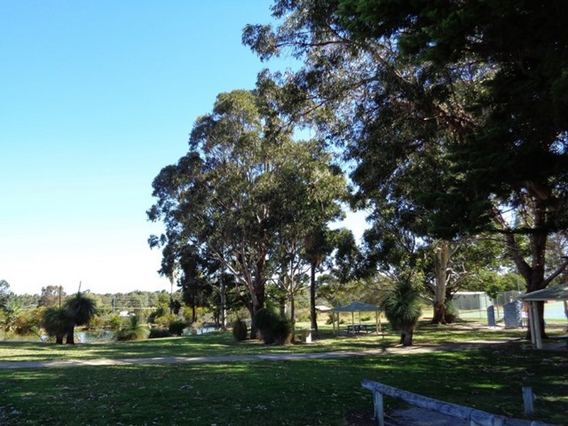 77 Birdwood Drive, Woodridge WA 6041