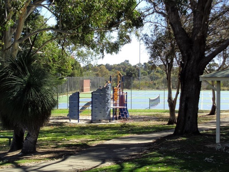 77 Birdwood Drive, Woodridge WA 6041