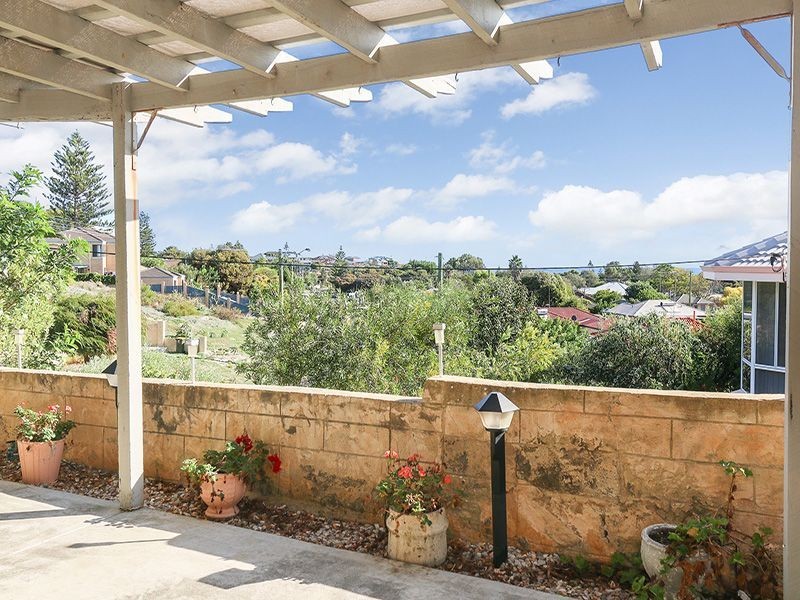 2 Charnwood Place, Two Rocks WA 6037