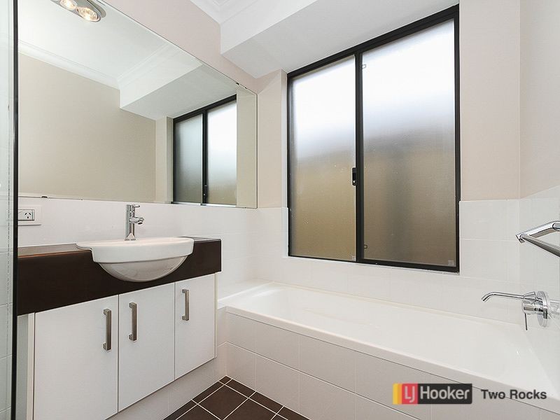 8 Kalbarri Ave, Yanchep WA 6035