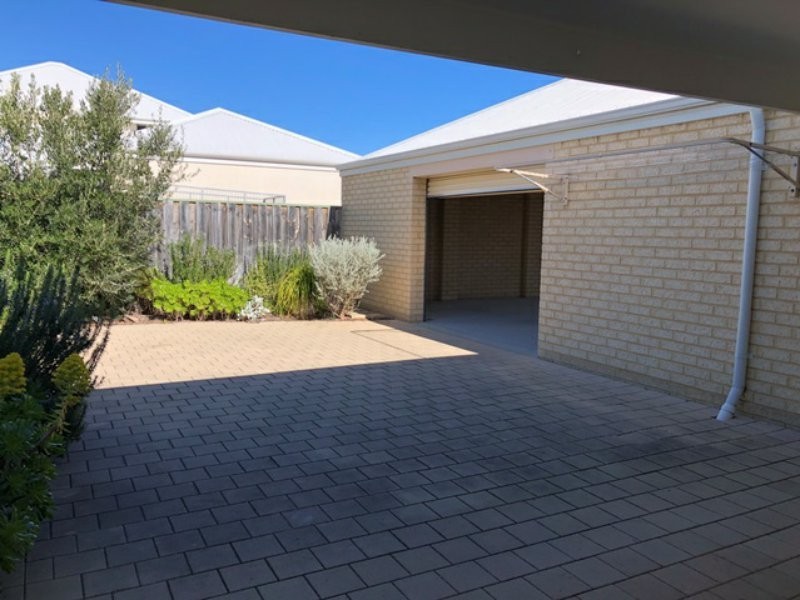 11 Parkbeach Street, Yanchep WA 6035