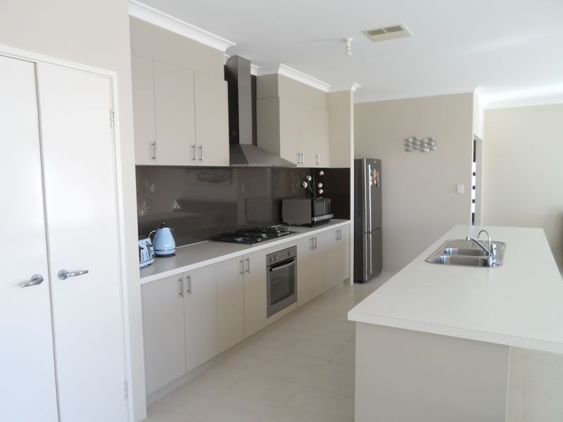 6 Llewellyn Way, Two Rocks WA 6037