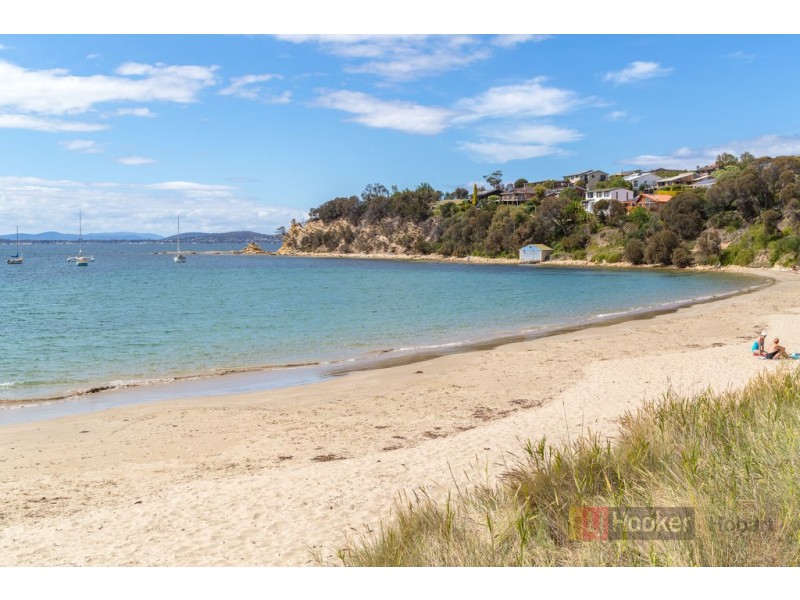 233 Roslyn Avenue, Blackmans Bay TAS 7052