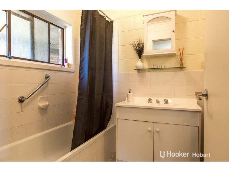 2/165 East Derwent Highway, Lindisfarne TAS 7015