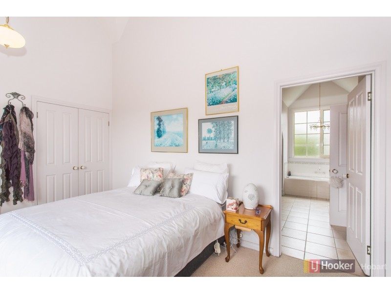 5 Lasswade Avenue, Sandy Bay TAS 7005