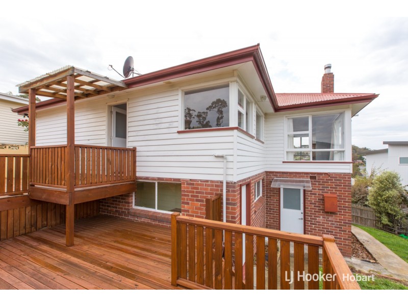 12 Cedar Street, Lindisfarne TAS 7015