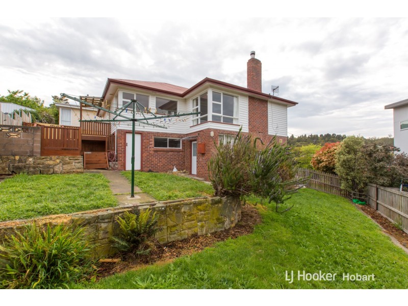 12 Cedar Street, Lindisfarne TAS 7015