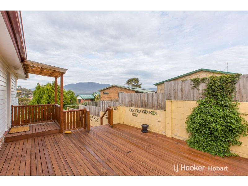 12 Cedar Street, Lindisfarne TAS 7015