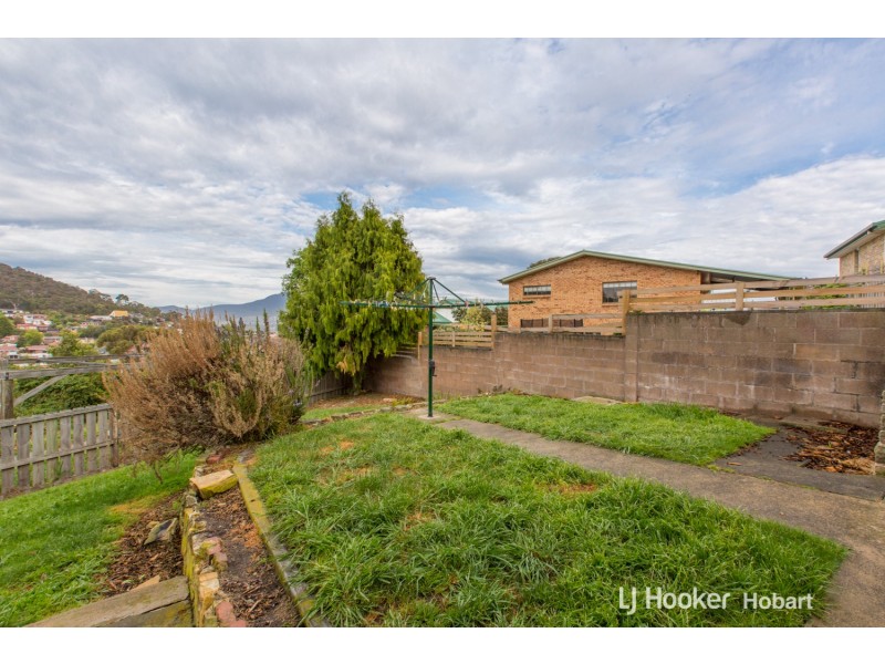 12 Cedar Street, Lindisfarne TAS 7015