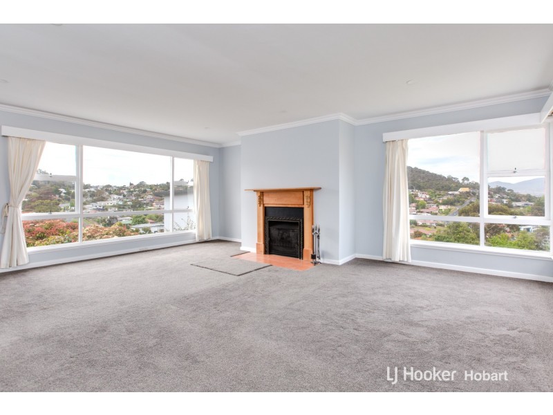 12 Cedar Street, Lindisfarne TAS 7015