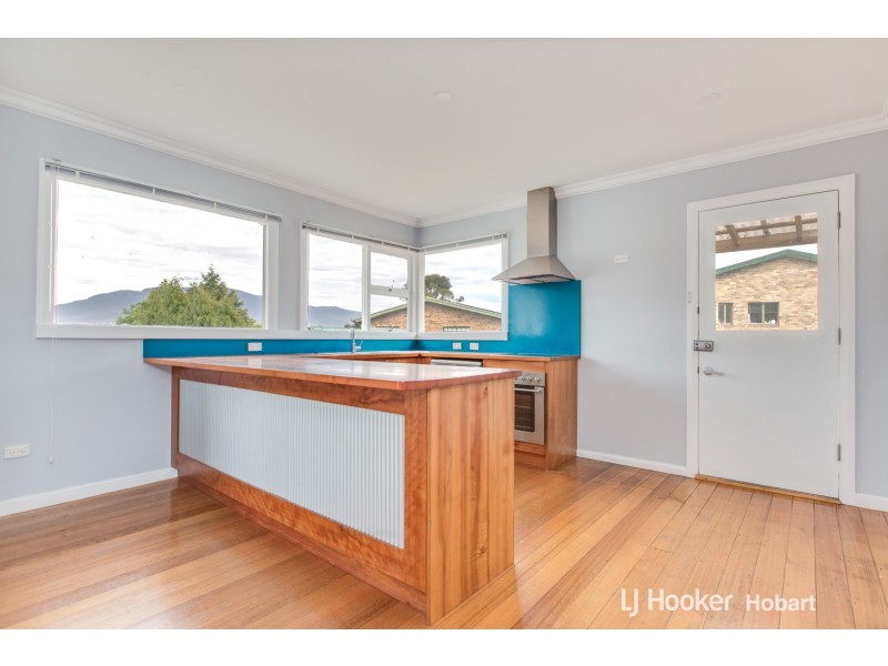 12 Cedar Street, Lindisfarne TAS 7015
