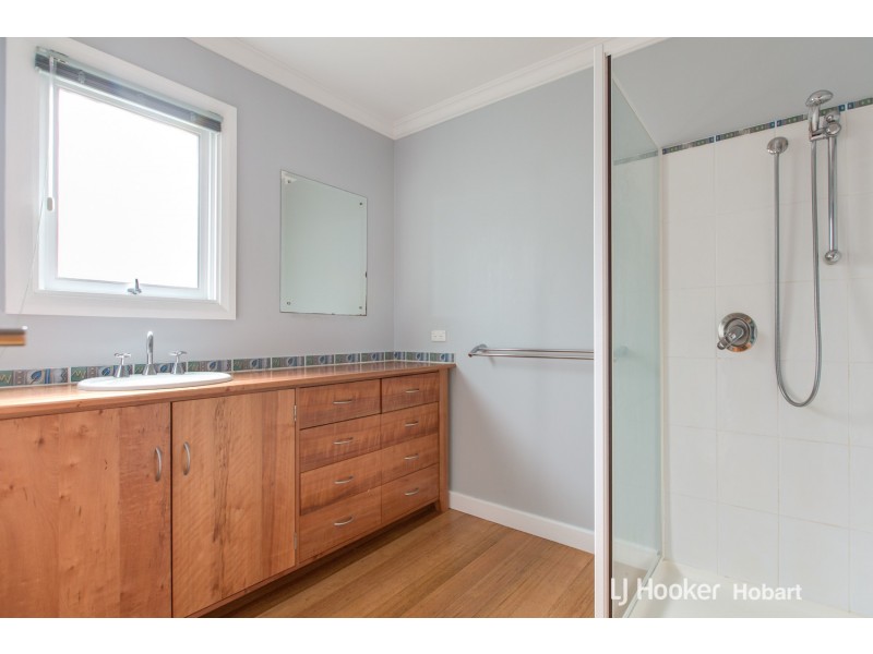 12 Cedar Street, Lindisfarne TAS 7015