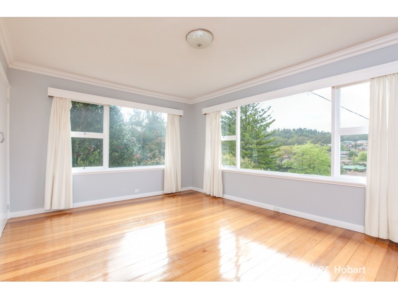 12 Cedar Street, Lindisfarne TAS 7015