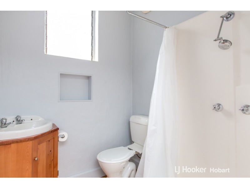 12 Cedar Street, Lindisfarne TAS 7015