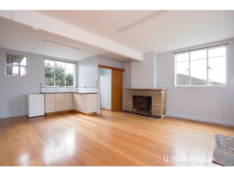 12 Cedar Street, Lindisfarne TAS 7015