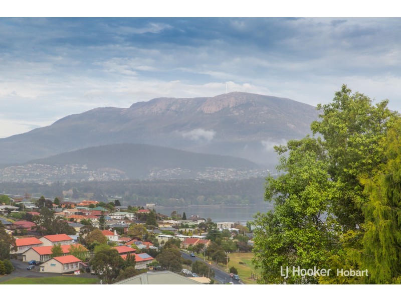 12 Cedar Street, Lindisfarne TAS 7015