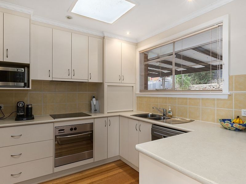 17 Henley Street, Lindisfarne TAS 7015