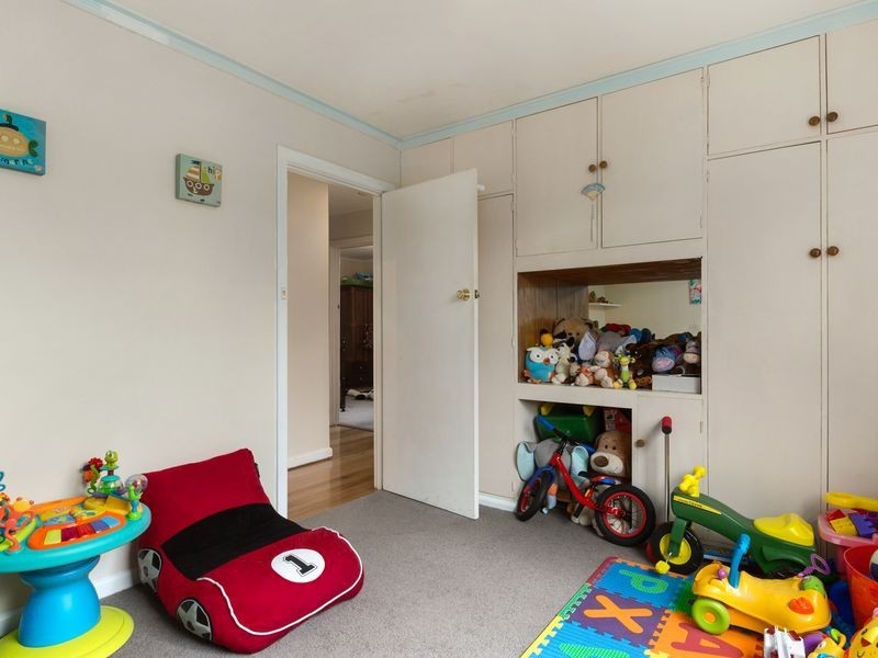 17 Henley Street, Lindisfarne TAS 7015