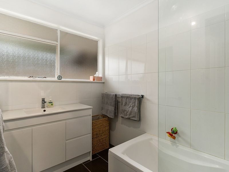 17 Henley Street, Lindisfarne TAS 7015