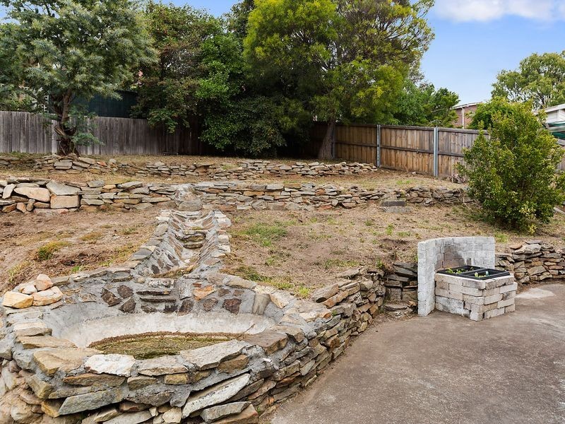 17 Henley Street, Lindisfarne TAS 7015