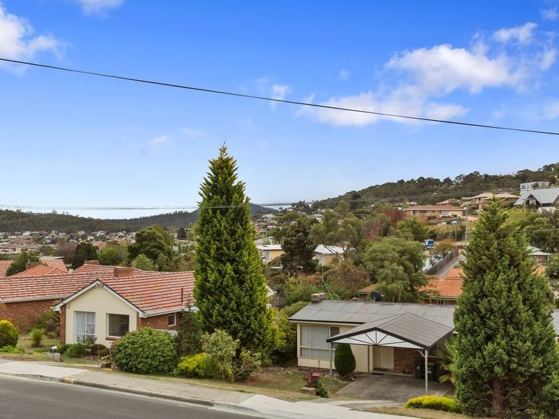 17 Henley Street, Lindisfarne TAS 7015