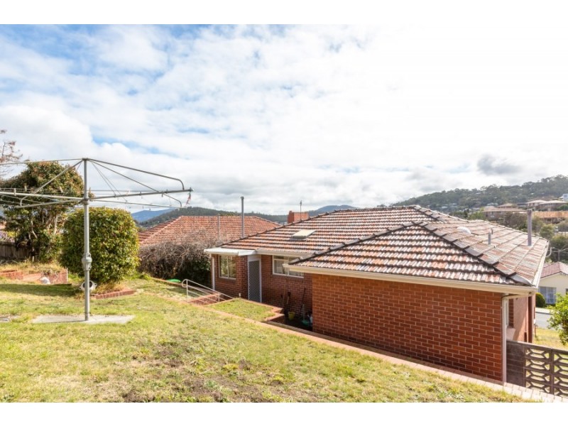 13 Henley Street, Lindisfarne TAS 7015