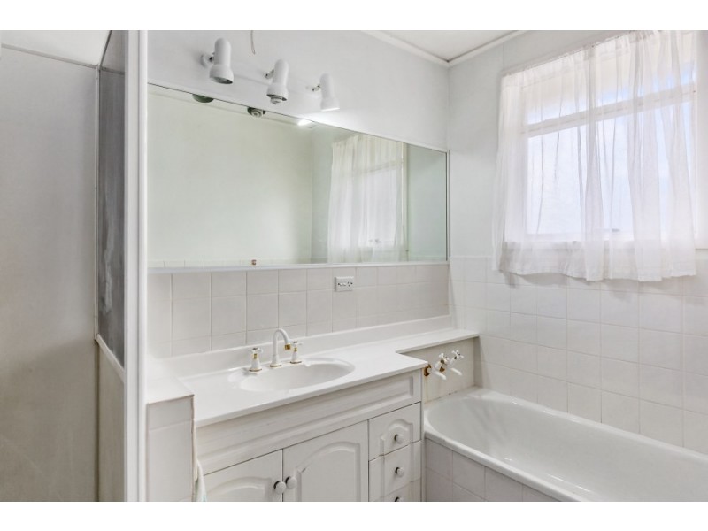 13 Henley Street, Lindisfarne TAS 7015