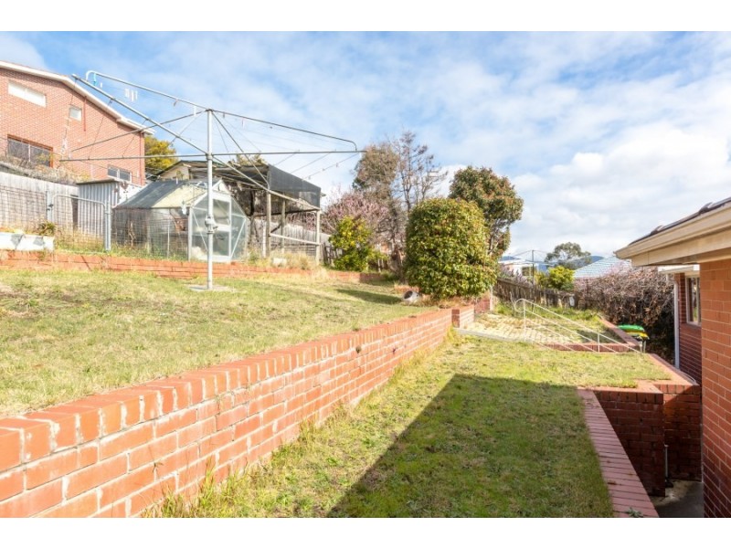 13 Henley Street, Lindisfarne TAS 7015