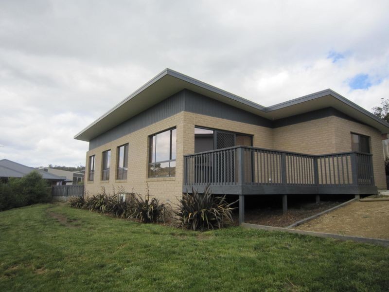 16 Dumbarton Street, Geilston Bay TAS 7015