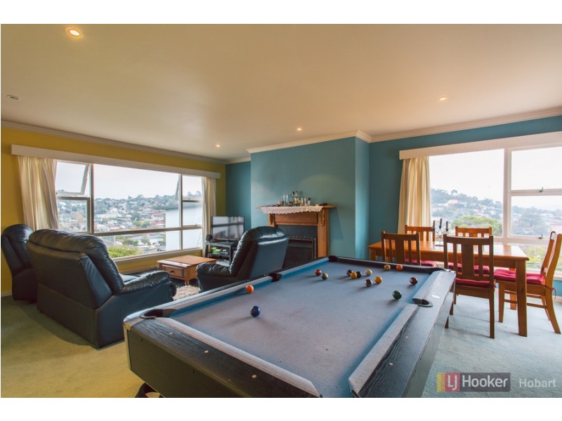12 Cedar Street, Lindisfarne TAS 7015
