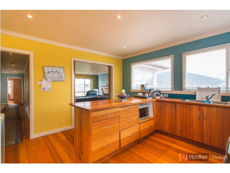 12 Cedar Street, Lindisfarne TAS 7015