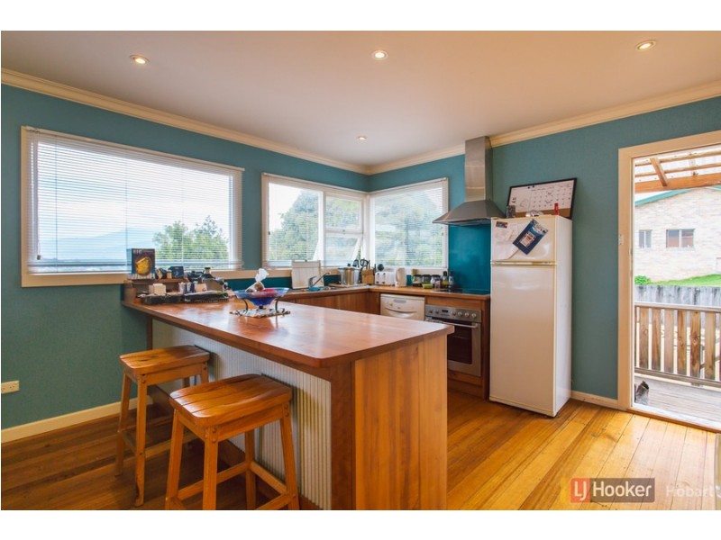 12 Cedar Street, Lindisfarne TAS 7015