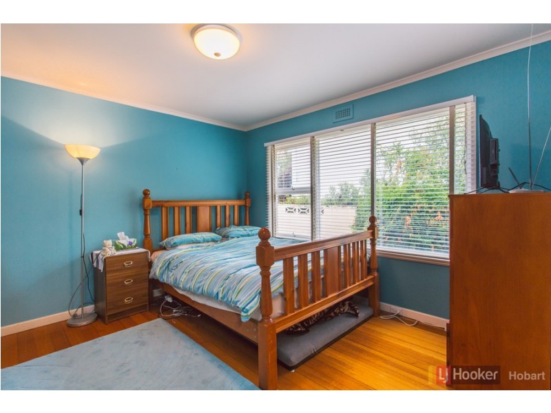 12 Cedar Street, Lindisfarne TAS 7015