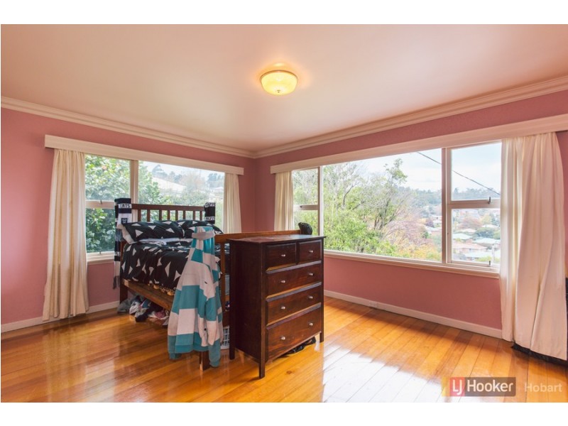 12 Cedar Street, Lindisfarne TAS 7015