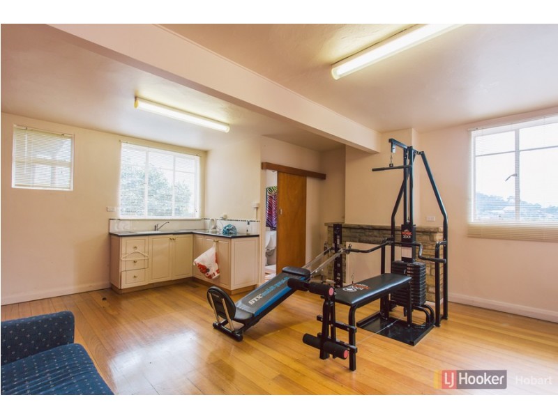 12 Cedar Street, Lindisfarne TAS 7015