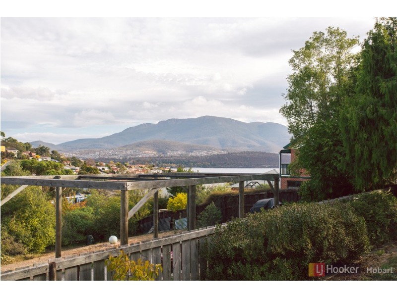 12 Cedar Street, Lindisfarne TAS 7015