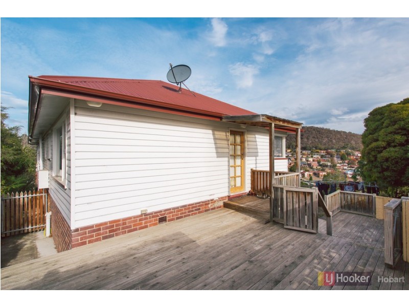 12 Cedar Street, Lindisfarne TAS 7015