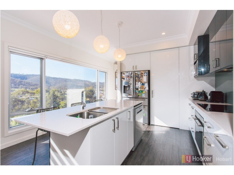 13 Radiata Drive, Lindisfarne TAS 7015