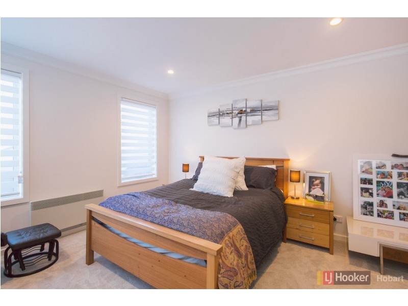 13 Radiata Drive, Lindisfarne TAS 7015