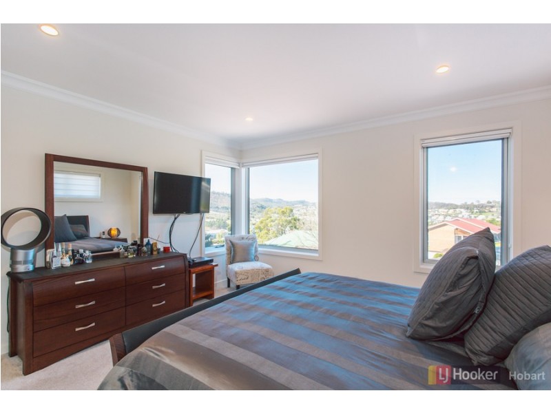 13 Radiata Drive, Lindisfarne TAS 7015