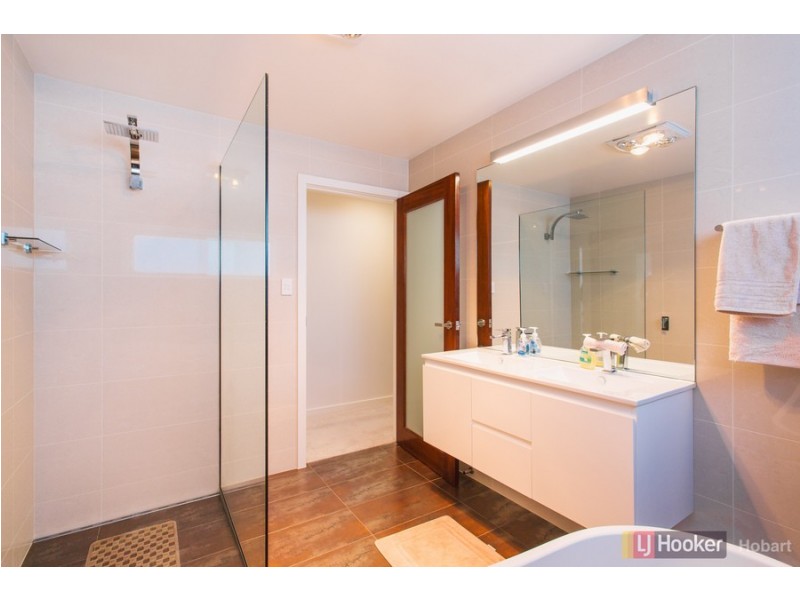 13 Radiata Drive, Lindisfarne TAS 7015