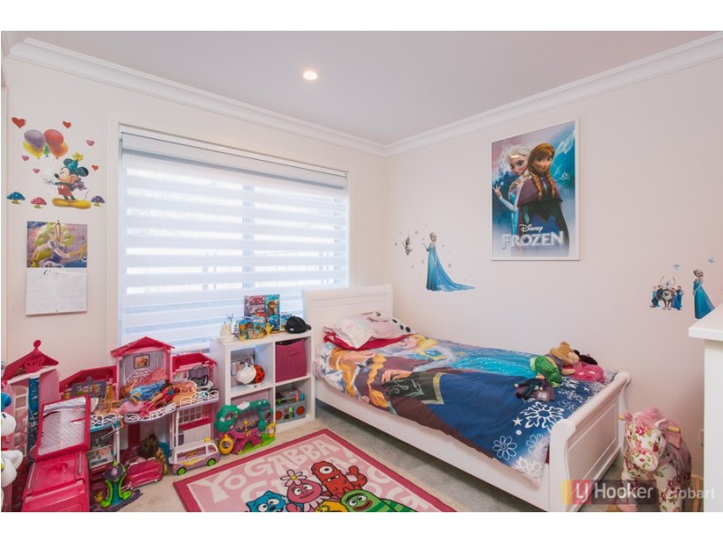 13 Radiata Drive, Lindisfarne TAS 7015