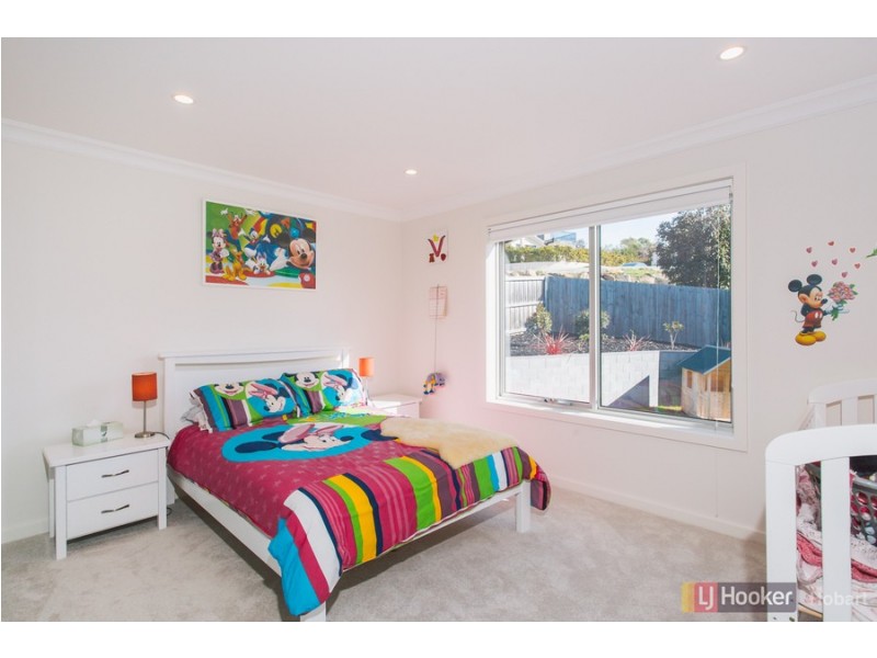 13 Radiata Drive, Lindisfarne TAS 7015