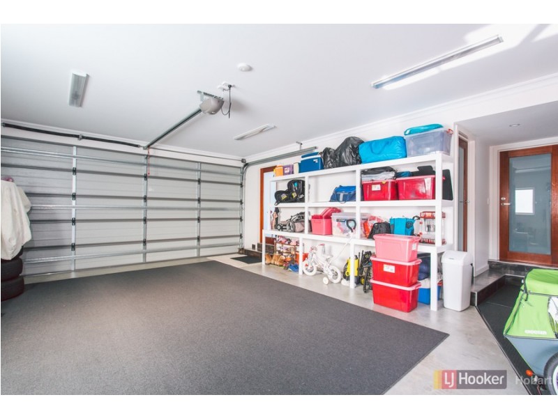 13 Radiata Drive, Lindisfarne TAS 7015