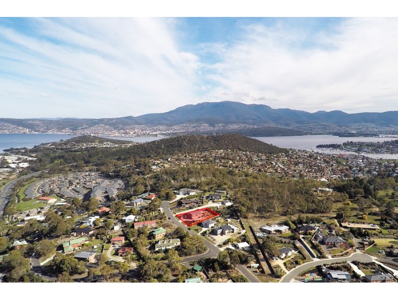 13 Radiata Drive, Lindisfarne TAS 7015